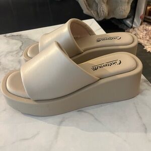 L'intervalle platform slides in cream